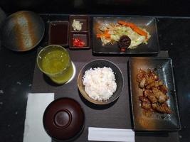 miso soep , groen thee , rijst- , roeren bakken kip en groente , Japans voedsel reeks in de restaurant tafel foto
