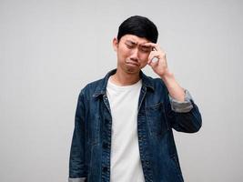 droefheid Aziatisch Mens jeans overhemd voelt ontmoedigd, huilen, hoofdpijn geïsoleerd foto