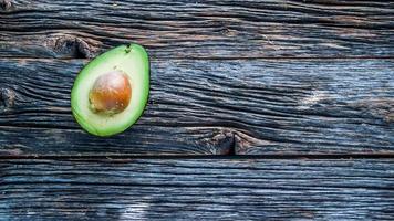 avocado Aan rustiek houten tafel foto