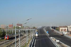 nieuw verkeer kruising weg bouw plaats. ontwikkeling van vervoer infrastructuur knooppunt, verbetering snelweg. overbevolking probleem. erectie viaduct foto