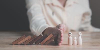 menselijk handen blokkeren houten stokken, financieel risico beheer en strategisch planning door gegevens analyse voor doorlopend verbetering visionair beslissingen voor leiderschap succes ,familie bescherming foto