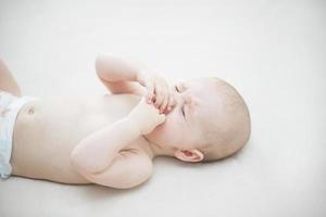 schattige babymeisje huilen op bed foto