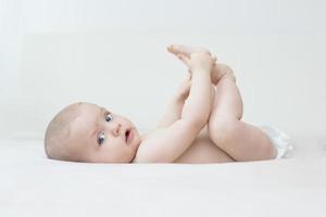 schattige babymeisje liggend op bed foto