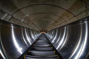 ondergronds metro metro in beweging roltrap in Washington dc foto