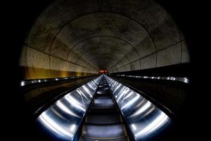 ondergronds metro metro in beweging roltrap in Washington dc foto