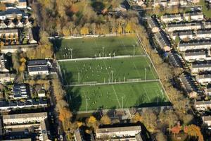 voetbal veld- antenne visie terwijl spelen foto