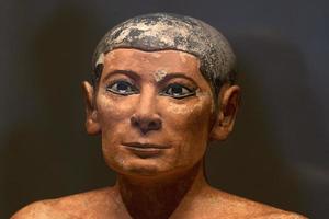 de auteur antiek Egyptische beeldje dichtbij omhoog schrijver foto