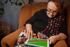 senior vrouw surfen op internet op een tablet foto