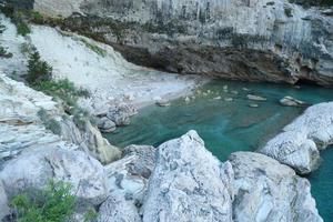 reizen in kalkoen Egeïsch zee en rotsen lagune landschap natuur foto