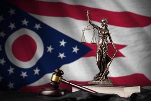 Ohio ons staat vlag met standbeeld van dame gerechtigheid, grondwet en rechter hamer Aan zwart draperie. concept van oordeel en schuld foto