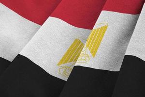 Egypte vlag met groot vouwen golvend dichtbij omhoog onder de studio licht binnenshuis. de officieel symbolen en kleuren in banier foto