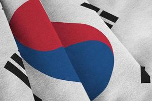 zuiden Korea vlag met groot vouwen golvend dichtbij omhoog onder de studio licht binnenshuis. de officieel symbolen en kleuren in banier foto