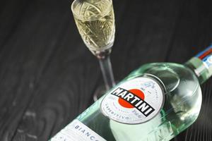 kiev, Oekraïne - mei 4, 2022 vermout martini origineel alcohol fles Aan houten tafel foto