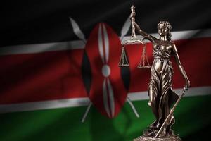 Kenia vlag met standbeeld van dame gerechtigheid en gerechtelijk balans in donker kamer. concept van oordeel en straf foto