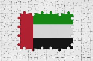 Verenigde Arabisch emiraten vlag in kader van wit puzzel stukken met missend centraal een deel foto