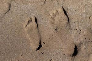 menselijk sporen Aan zand foto