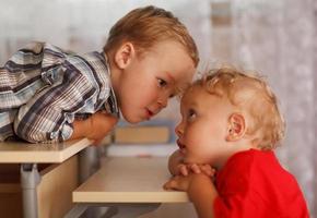 twee kleine broertjes foto