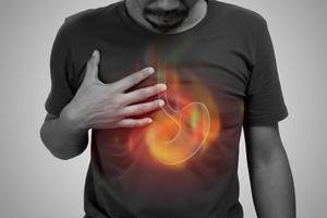 een Mens brandend gevoel in de van de midden- borst omdat van zuur reflux. heet in midden- borst veroorzaakt door hyperaciditeit. foto