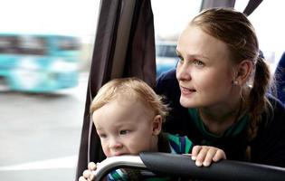 moeder en zoon in een bus foto