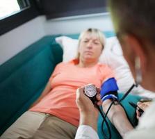 vrouw krijgt haar bloeddruk gecontroleerd foto