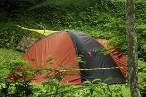 berg tent in de camping grond. foto