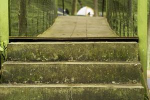 groen brug met trap in de camping grond foto