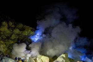 ijen vulkaan blauw vlammen Bij nacht visie foto