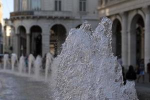 Genua piazza de ferrari fontein plons stad- centrum foto