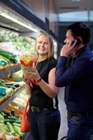 paar winkelen voor producten foto