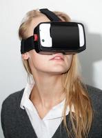 vrouw met behulp van een vr-headset foto