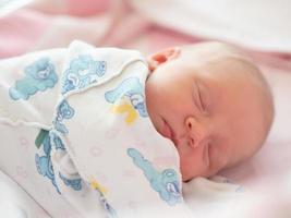 slapende pasgeboren baby foto