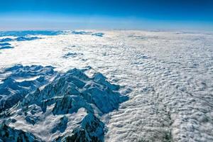 wolken over- top van Alpen antenne visie van vliegtuig foto