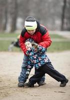 twee jonge broers buiten spelen foto