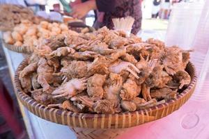 krokant gebakken baby krab snacks verkocht Bij culinaire festivals foto