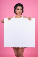 portret van een modieuze vrouw met een witte banner foto