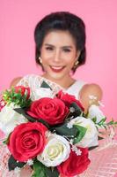 portret van een mooie vrouw met een boeket bloemen