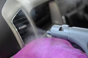het schoonmaken van de airconditioner van een auto foto
