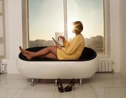 vrouw ontspannen bij een raam op gouden uur foto