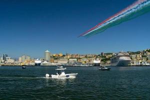 Genua, Italië - mei 26 2020 - frecce driekleur Italië acrobatisch vlucht team over- Genua vuurtoren foto