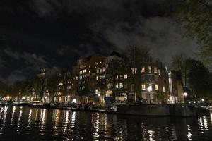 Amsterdam grachten reis Bij nacht foto