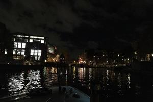 Amsterdam grachten reis Bij nacht foto