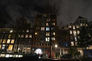 Amsterdam grachten reis Bij nacht foto