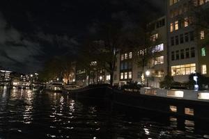 Amsterdam grachten reis Bij nacht foto