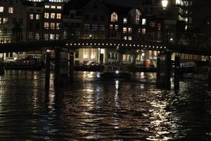 Amsterdam grachten reis Bij nacht foto