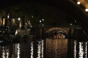 Amsterdam grachten reis Bij nacht foto