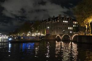 Amsterdam grachten reis Bij nacht foto