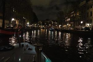 Amsterdam grachten reis Bij nacht foto