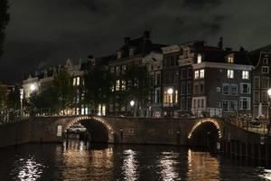 Amsterdam grachten reis Bij nacht foto