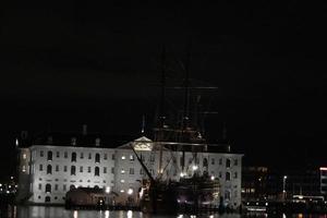 Amsterdam kanaal vaartuig schip museum Bij nacht foto