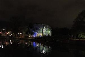 Amsterdam grachten reis Bij nacht foto